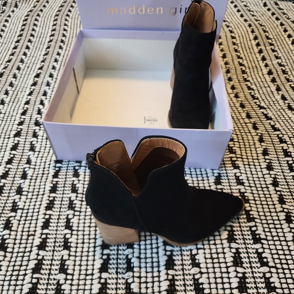 Black suede, slit ankle madden girl booties. - Picture 2 of 7